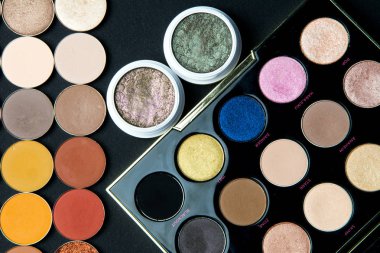 Kalıcı makyaj renkli göz farı paletleri siyah arka plan üzerine izole. Yukarıdan görüntülemek. 
