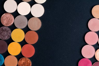 Kalıcı makyaj renkli göz farı paletleri siyah arka plan üzerine izole. Yukarıdan görüntülemek. 
