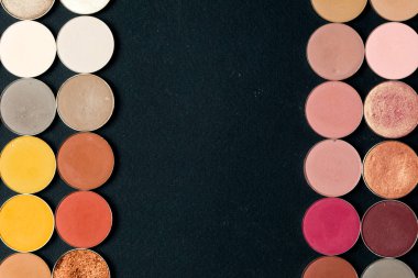 Kalıcı makyaj renkli göz farı paletleri siyah arka plan üzerine izole. Yukarıdan görüntülemek. 