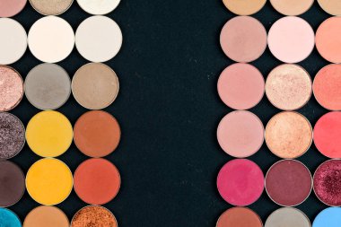 Kalıcı makyaj renkli göz farı paletleri siyah arka plan üzerine izole. Yukarıdan görüntülemek. 