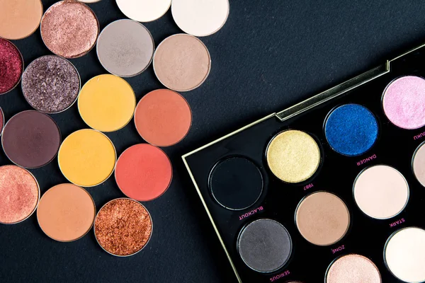 Kalıcı makyaj renkli göz farı paletleri siyah arka plan üzerine izole. Yukarıdan görüntülemek. 