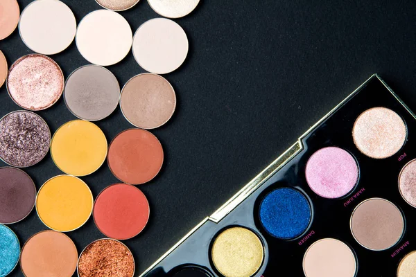 Kalıcı makyaj renkli göz farı paletleri siyah arka plan üzerine izole. Yukarıdan görüntülemek. 