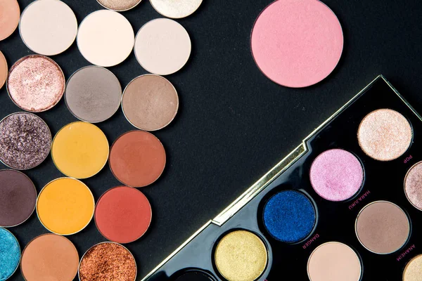 Kalıcı makyaj renkli göz farı paletleri siyah arka plan üzerine izole. Yukarıdan görüntülemek. 
