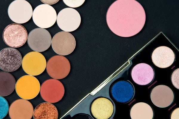 Kalıcı makyaj renkli göz farı paletleri siyah arka plan üzerine izole. Yukarıdan görüntülemek. 