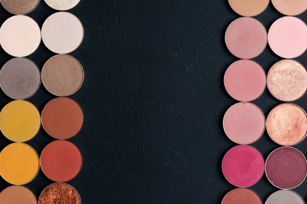 Kalıcı makyaj renkli göz farı paletleri siyah arka plan üzerine izole. Yukarıdan görüntülemek. 