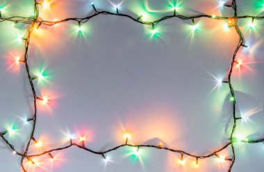 Noel romantik ışıklar kopya alanı ile beyaz arka plan karede. Dekoratif çelenk temiz uzayda. Samimi akşam yemeği için açık mükemmel güzel dekorasyon. Stüdyo fotoğrafı kapatın. Sorunsuz.