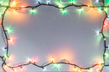 Noel romantik ışıklar kopya alanı ile beyaz arka plan karede. Dekoratif çelenk temiz uzayda. Samimi akşam yemeği için açık mükemmel güzel dekorasyon. Stüdyo fotoğrafı kapatın. Sorunsuz.