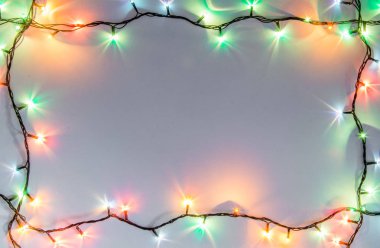 Noel romantik ışıklar kopya alanı ile beyaz arka plan karede. Dekoratif çelenk temiz uzayda. Samimi akşam yemeği için açık mükemmel güzel dekorasyon. Stüdyo fotoğrafı kapatın. Sorunsuz.