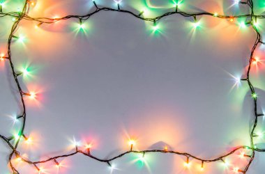 Noel romantik ışıklar kopya alanı ile beyaz arka plan karede. Dekoratif çelenk temiz uzayda. Samimi akşam yemeği için açık mükemmel güzel dekorasyon. Stüdyo fotoğrafı kapatın. Sorunsuz.