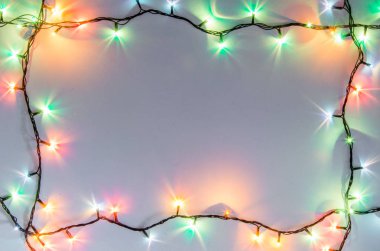 Noel romantik ışıklar kopya alanı ile beyaz arka plan karede. Dekoratif çelenk temiz uzayda. Samimi akşam yemeği için açık mükemmel güzel dekorasyon. Stüdyo fotoğrafı kapatın. Sorunsuz.