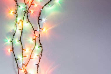 Noel romantik ışıklar kopya alanı ile beyaz arka plan karede. Dekoratif çelenk temiz uzayda. Samimi akşam yemeği için açık mükemmel güzel dekorasyon. Stüdyo fotoğrafı kapatın. Sorunsuz.