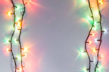 Noel romantik ışıklar kopya alanı ile beyaz arka plan karede. Dekoratif çelenk temiz uzayda. Samimi akşam yemeği için açık mükemmel güzel dekorasyon. Stüdyo fotoğrafı kapatın. Sorunsuz.