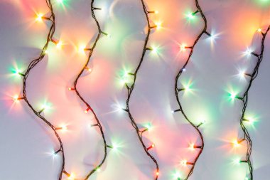 Noel romantik ışıklar kopya alanı ile beyaz arka plan karede. Dekoratif çelenk temiz uzayda. Samimi akşam yemeği için açık mükemmel güzel dekorasyon. Stüdyo fotoğrafı kapatın. Sorunsuz.