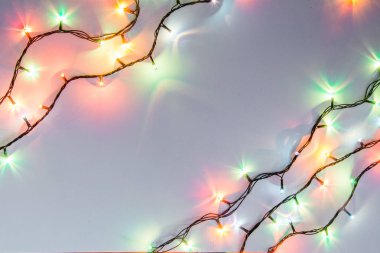 Noel romantik ışıklar kopya alanı ile beyaz arka plan karede. Dekoratif çelenk temiz uzayda. Samimi akşam yemeği için açık mükemmel güzel dekorasyon. Stüdyo fotoğrafı kapatın. Sorunsuz.