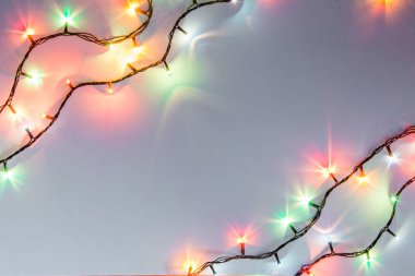 Noel romantik ışıklar kopya alanı ile beyaz arka plan karede. Dekoratif çelenk temiz uzayda. Samimi akşam yemeği için açık mükemmel güzel dekorasyon. Stüdyo fotoğrafı kapatın. Sorunsuz.