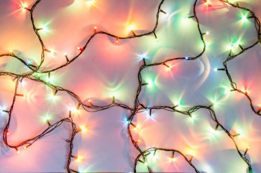 Noel romantik ışıklar kopya alanı ile beyaz arka plan karede. Dekoratif çelenk temiz uzayda. Samimi akşam yemeği için açık mükemmel güzel dekorasyon. Stüdyo fotoğrafı kapatın. Sorunsuz.