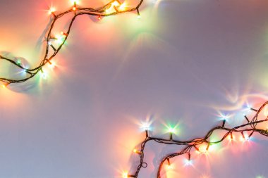 Noel romantik ışıklar kopya alanı ile beyaz arka plan karede. Dekoratif çelenk temiz uzayda. Samimi akşam yemeği için açık mükemmel güzel dekorasyon. Stüdyo fotoğrafı kapatın. Sorunsuz.