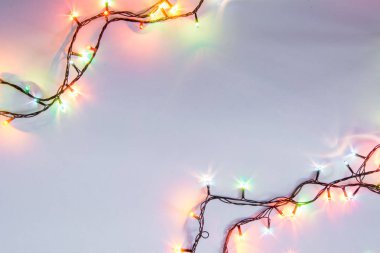 Noel romantik ışıklar kopya alanı ile beyaz arka plan karede. Dekoratif çelenk temiz uzayda. Samimi akşam yemeği için açık mükemmel güzel dekorasyon. Stüdyo fotoğrafı kapatın. Sorunsuz.