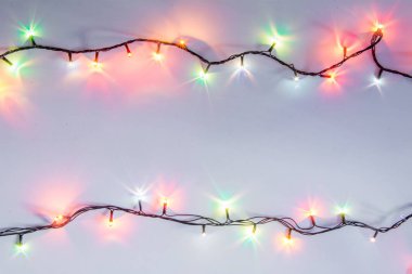 Noel romantik ışıklar kopya alanı ile beyaz arka plan karede. Dekoratif çelenk temiz uzayda. Samimi akşam yemeği için açık mükemmel güzel dekorasyon. Stüdyo fotoğrafı kapatın. Sorunsuz.