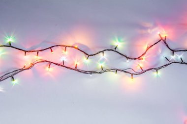 Noel romantik ışıklar kopya alanı ile beyaz arka plan karede. Dekoratif çelenk temiz uzayda. Samimi akşam yemeği için açık mükemmel güzel dekorasyon. Stüdyo fotoğrafı kapatın. Sorunsuz.