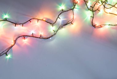 Noel romantik ışıklar kopya alanı ile beyaz arka plan karede. Dekoratif çelenk temiz uzayda. Samimi akşam yemeği için açık mükemmel güzel dekorasyon. Stüdyo fotoğrafı kapatın. Sorunsuz.