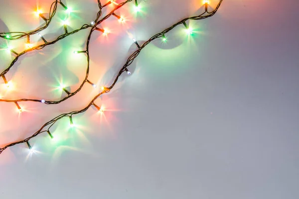 Navidad romántica luces marco sobre fondo blanco con espacio para copiar. Guirnalda decorativa en espacio limpio. Hermosa decoración perfecta para una cena íntima. Estudio foto de cerca. Sin costuras . —  Fotos de Stock