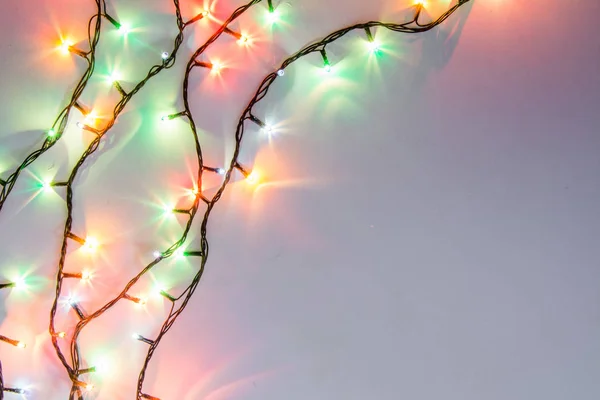 Natal romântico luzes moldura no fundo branco com espaço de cópia. guirlanda decorativa em espaço limpo. Decoração bonita perfeita clara para o jantar íntimo da noite. Estúdio fechar foto. Sem emenda . — Fotografia de Stock