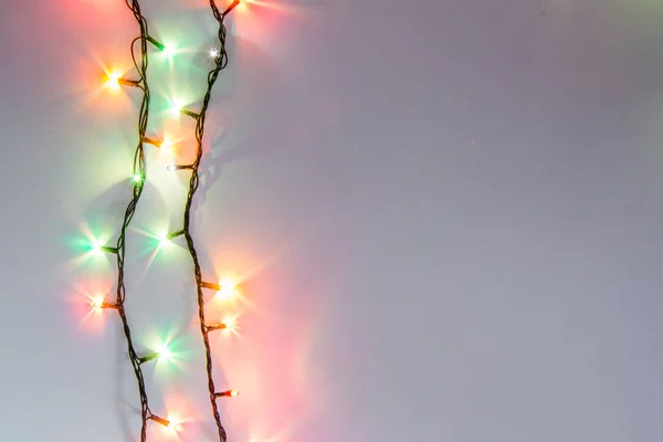 Navidad romántica luces marco sobre fondo blanco con espacio para copiar. Guirnalda decorativa en espacio limpio. Hermosa decoración perfecta para una cena íntima. Estudio foto de cerca. Sin costuras . —  Fotos de Stock