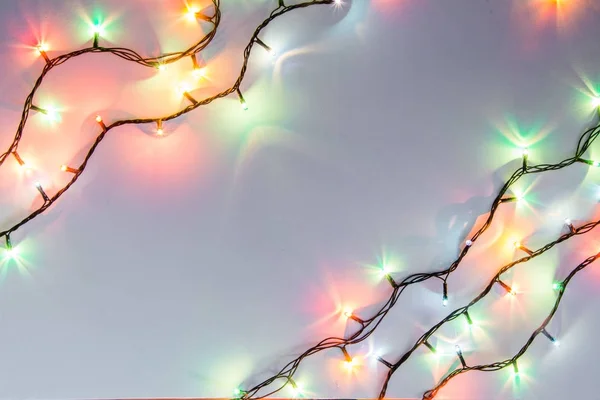 Navidad romántica luces marco sobre fondo blanco con espacio para copiar. Guirnalda decorativa en espacio limpio. Hermosa decoración perfecta para una cena íntima. Estudio foto de cerca. Sin costuras . —  Fotos de Stock