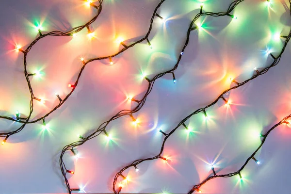 Noel romantik ışıklar kopya alanı ile beyaz arka plan karede. Dekoratif çelenk temiz uzayda. Samimi akşam yemeği için açık mükemmel güzel dekorasyon. Stüdyo fotoğrafı kapatın. Sorunsuz.