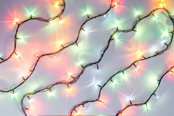 Noel romantik ışıklar kopya alanı ile beyaz arka plan karede. Dekoratif çelenk temiz uzayda. Samimi akşam yemeği için açık mükemmel güzel dekorasyon. Stüdyo fotoğrafı kapatın. Sorunsuz.