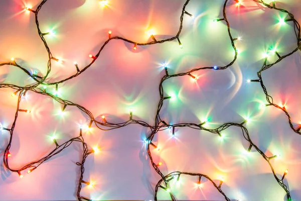 Noel romantik ışıklar kopya alanı ile beyaz arka plan karede. Dekoratif çelenk temiz uzayda. Samimi akşam yemeği için açık mükemmel güzel dekorasyon. Stüdyo fotoğrafı kapatın. Sorunsuz.