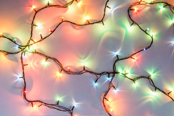 Noel romantik ışıklar kopya alanı ile beyaz arka plan karede. Dekoratif çelenk temiz uzayda. Samimi akşam yemeği için açık mükemmel güzel dekorasyon. Stüdyo fotoğrafı kapatın. Sorunsuz.