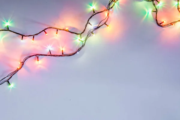 Natal romântico luzes moldura no fundo branco com espaço de cópia. guirlanda decorativa em espaço limpo. Decoração bonita perfeita clara para o jantar íntimo da noite. Estúdio fechar foto. Sem emenda . — Fotografia de Stock