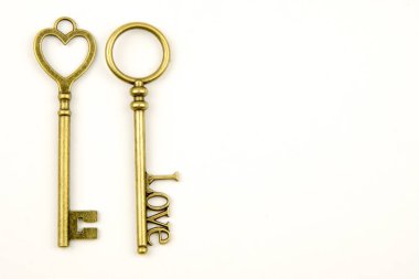 Süs Ortaçağ vintage tuşları ile karmaşık alev almış zambağı öğeleri, Victoria yaprak tomar ve kalp şeklinde swirls dövme, oluşur. Beyaz arka plan üzerinde izole antika altın kapı anahtarı