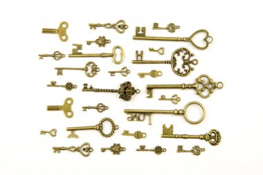 Süs Ortaçağ vintage tuşları ile karmaşık alev almış zambağı öğeleri, Victoria yaprak tomar ve kalp şeklinde swirls dövme, oluşur. Beyaz arka plan üzerinde izole antika altın kapı anahtarı