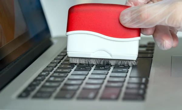 Persoană de curățare tastatură calculator cu instrument de perie — Fotografie, imagine de stoc