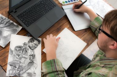 Sanatçı Grafik Tablet üst görünüm kroki çizim
