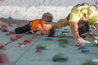 Baba ve oğul bayrak yarışı Tırmanma hızı gerçekleştirmek