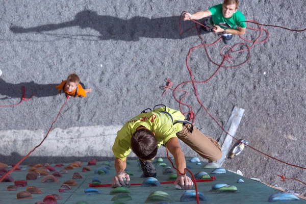 Vader en zoon uitvoeren snelheid klimmen estafette — Stockfoto