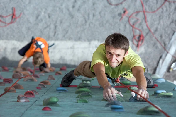 Father and son perform speed climbing relay race — Stock Photo, Image