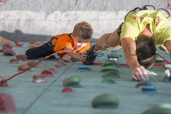 Father and son perform speed climbing relay race — Stock Photo, Image