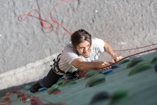 Mogen manliga rock klättrare på vertikal vägg — Stockfoto