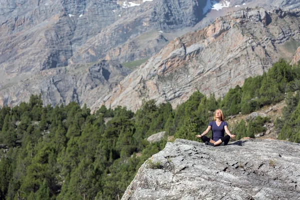 Vue sur la montagne et la forêt et femme faisant du yoga — Photo