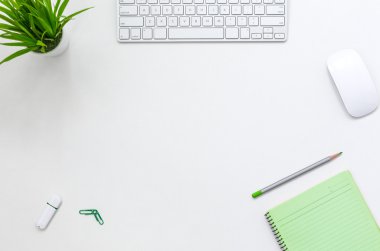 Elektronik ve çiçek ile çağdaş açık alan Office beyaz masa