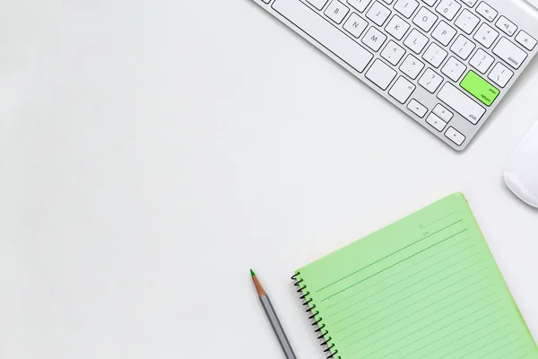 Papel y computadora modernos del tema del negocio en verde y blanco — Foto de Stock