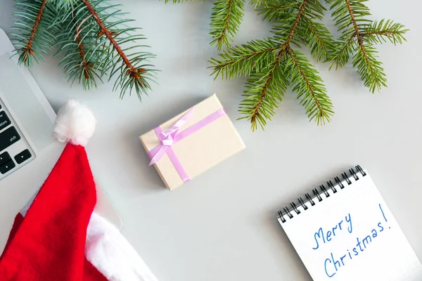 Composición de Navidad de oficina con computadora y caja de regalo —  Fotos de Stock