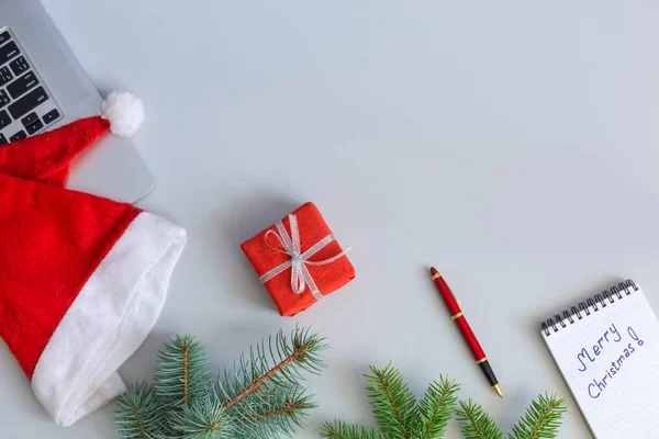 Artículos de Navidad y de negocios en mesa decorada con espacio de copia —  Fotos de Stock