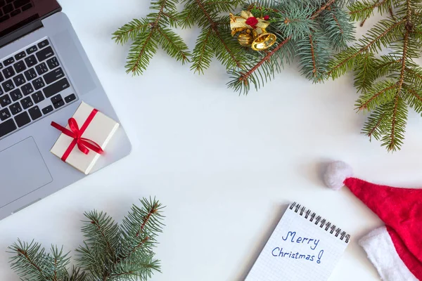 Composición de compras del regalo de Navidad del Internet en la tabla blanca —  Fotos de Stock