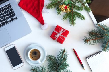 Beyaz iş tablo üst öğeleri görüntüleme Noel Tema